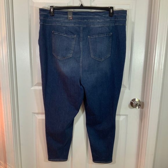 Torrid Boyfriend 3 Button Cotton Jeans Plus Size 26 NWT - Picture 3 of 9